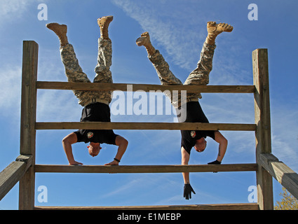 Stati Uniti Soldati, con il 3° Stormo, 1° reggimento di cavalleria scendere un ostacolo durante un corso di fiducia a Fort Benning, Ga., Foto Stock