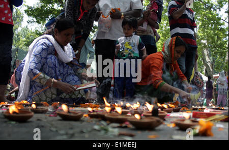 Srinagar Kashmir. Il 6 giugno, 2014. Un indù del Kashmir devoto detiene una lampada earthern come ella prega al Kheer Bhawani tempio di Tulla Mulla Ganderbal, circa 28 Km a nord-est di Srinagar, la capitale estiva del Kashmir indiano. Centinaia di devoti indù hanno partecipato alla preghiera nella storica Kheer Bhavani tempio dedicato alla dea Indù Kheer Bhavani. Credito: Shafat/Pacific Press/Alamy Live News Foto Stock