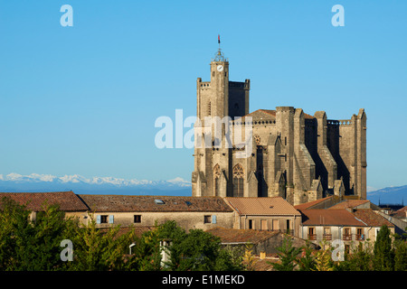 France, Languedoc-Roussillon, Herault depatment, Capestang, la chiesa Saint Etienne (collegialel) e Pirenei montain Foto Stock