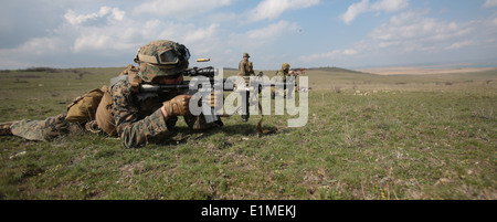 Stati Uniti Marine Corps Cpl. Patrick Phelan, un mortarman con armi Company, 3° Battaglione, 8° Reggimento Marine, assegnato al nero Foto Stock