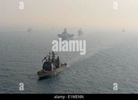 Il missile cruiser USS Lake Erie (CG 70), anteriore, transiti Mar Cinese Orientale con le navi assegnate al Bonhomme Richar Foto Stock