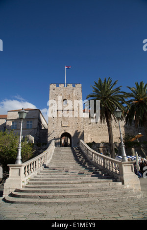 Croazia, Korčula island, Korčula città, terra con cancello di Veliki Revelin Tower, date dal quarto secolo Foto Stock