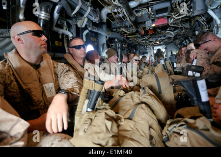 Stati Uniti Marines con scopi speciali Air-Ground Marine Task Force di risposta alla crisi a bordo di un MV-22B Osprey tiltrotor aeromobile durante Foto Stock