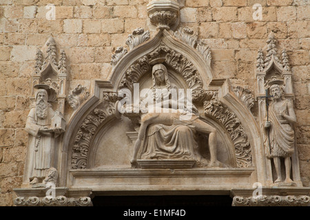 Croazia, Dubrovnik, Città Vecchia, monastero Francescano, scultura opera al di sopra della porta Foto Stock