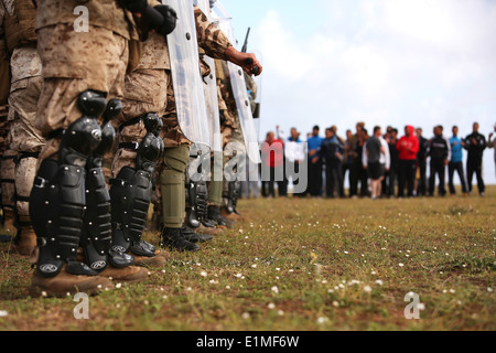 Stati Uniti Marines con la seconda applicazione della legge Battaglione, 2° Marine Expeditionary Brigade, II Marine forza expeditionary, U.S. Venduti Foto Stock