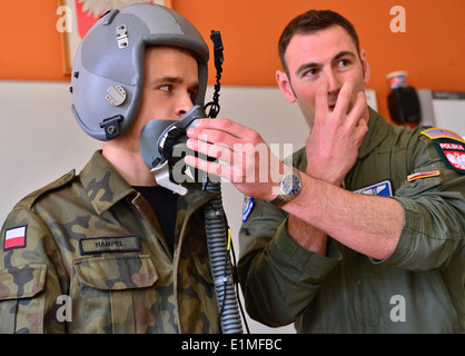 Un polacco studente della scuola secondaria a sinistra, con una riserva di Junior ufficiali? Formazione Corps programma riceve istruzioni da un U.S Foto Stock