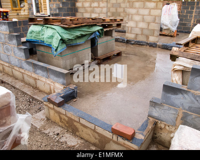 Auto costruzione di casa, mura costruite da thermalite e 10 newton blocchi in calcestruzzo Foto Stock