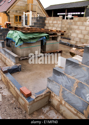 Auto costruzione di casa, mura costruite da thermalite e 10 newton blocchi in calcestruzzo Foto Stock