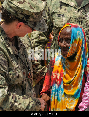 Stati Uniti Navy Lt. La Cmdr. Pamela Klepac-Tulensru, a sinistra il responsabile del expeditionary struttura medica presso il Camp Lemonnier Foto Stock