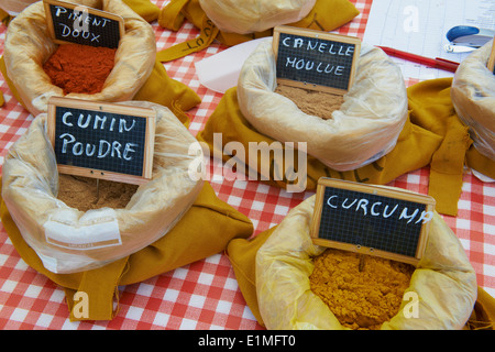 France, Languedoc-Roussillon, Herault depatment, Capestang, Spezie al mercato locale Foto Stock