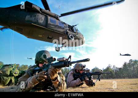 Stati Uniti Air Force Senior Airman Sean Meehan, sinistra e Staff Sgt. Kane Lawlor, entrambi Tactical air control parte specialisti con th Foto Stock