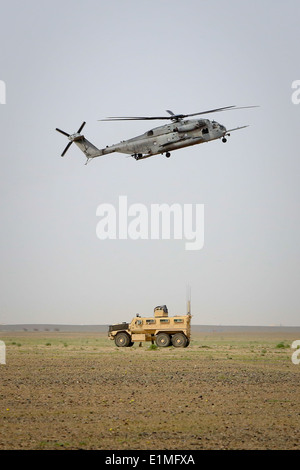 Un U.S. Marine Corps CH-53E Super Stallion elicottero attaccato alle Marine elicottero pesante Squadron (HMH) 466, Marine aeromobile Gr Foto Stock