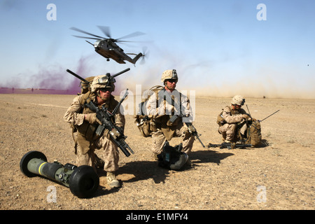 Stati Uniti Marine Corps Cpl. Timothy Antolini, sinistra, un anti-serbatoio missileman con armi Company, 1° Battaglione, 7° Reggimento Marine Foto Stock