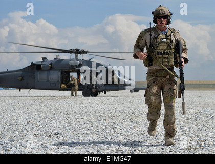 Stati Uniti Air Force 1 Lt. Christopher Goetz, un combattimento ufficiale di salvataggio con l'ottantatreesimo Expeditionary squadrone di salvataggio, passeggiate da un HH Foto Stock