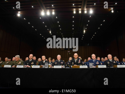 Da sinistra, comandante dell'U.S. Marine Corps gen. James F. Amos; Capo di operazioni navali Navy Adm. Jonathan W. Greenert; Vi Foto Stock