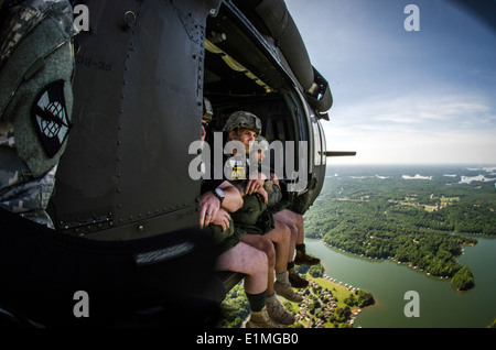 Stati Uniti Soldati con la quinta Ranger del battaglione di formazione prepara a saltare da un UH-60 Black Hawk elicottero nel Lago Lanier, Ga., Foto Stock