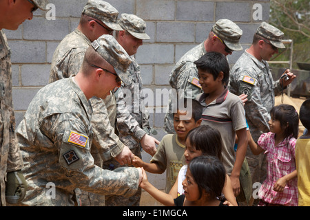 Stati Uniti Soldati assegnato all'Ingegnere 1430th Company, Michigan esercito nazionale Guard agitare le mani con il Guatemala la scuola dei bambini Foto Stock