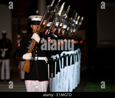 Stati Uniti Marines con il trapano silenzioso plotone da eseguire durante una serata Parade presso caserma marini Washington a Washington, D.C. Foto Stock