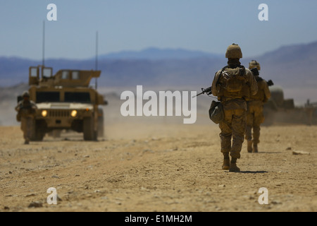 Stati Uniti Marines con sede Battaglione, 1° Divisione Marine condurre una pattuglia di sicurezza durante l'esercizio Scimitar nel deserto a Mari Foto Stock