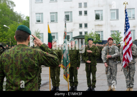 Stati Uniti Paracadutisti dell'esercito con il 173rd Airborne Brigade Combat Team join soldati lituani assegnati al ferro da stiro Wolf meccanizzare Foto Stock