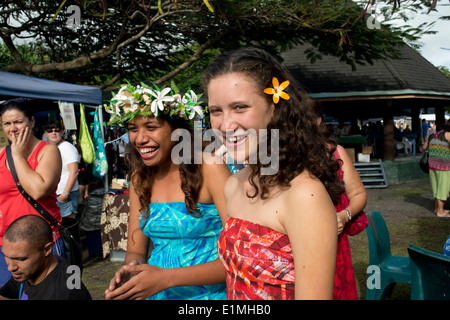 Rarotonga Island. Isole Cook. Polinesia. Alcuni simpatici ragazzi vestito in polinesiano intorno al Punanga Nui mercati. Isole Cook Foto Stock