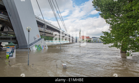 Bratislava - Danubio ad alta flood dalla massima misurata di acqua e SNP ponte sullo sfondo Foto Stock