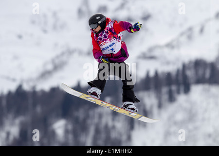 Sina Candrian (SWI) competere nel Signore di Snowboard Slopestyle presso i Giochi Olimpici Invernali, Sochi 2014 Foto Stock