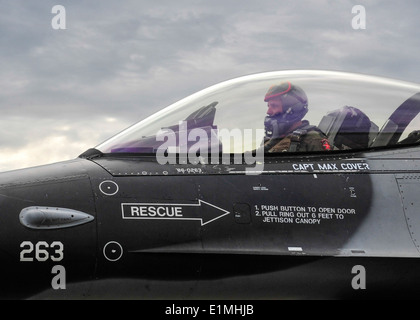 Stati Uniti Air Force Capt. Howard Turner con la XVIII aggressori Squadron, taxi un F-16 Fighting Falcon aerei durante il Red Flag-Al Foto Stock