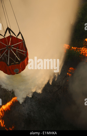 Stati Uniti Marines aiutare a combattere un incendio vicino a Camp Pendleton, California, 16 maggio 2014. Con base in California Navy e Marine Corps elicottero Foto Stock