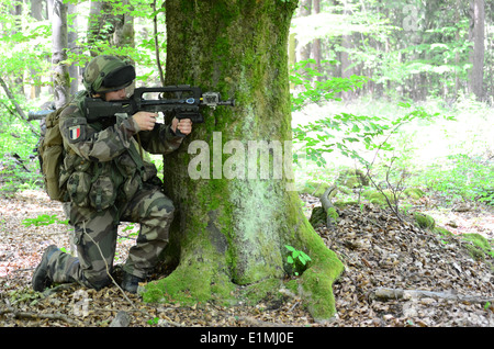 Un soldato francese con la 126Reggimento di Fanteria, 3° meccanizzata della brigata di fanteria fornisce la sicurezza durante l'esercizio fisico combinato R Foto Stock