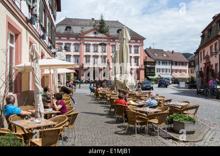 Una caffetteria di fronte al municipio nella Foresta Nera città di Gengenbach Foto Stock