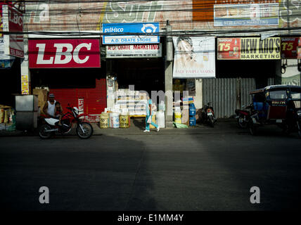 Negros Oriental, DUMAGUETE, PHILIPINS. 27 Maggio, 2014. Una vita quotidiana nella città di Dumaguete il 27 maggio 2014. Dumaguete è una vivace città situato a circa 650 Km. a sud di Manila, la capitale delle Filippine.ARMANDO ARORIZO © Armando Arorizo/Prensa Internacional/ZUMAPRESS.com/Alamy Live News Foto Stock