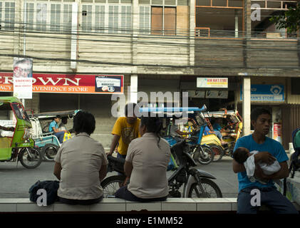 Negros Oriental, DUMAGUETE, PHILIPINS. 27 Maggio, 2014. Una vita quotidiana nella città di Dumaguete il 27 maggio 2014. Dumaguete è una vivace città situato a circa 650 Km. a sud di Manila, la capitale delle Filippine.ARMANDO ARORIZO © Armando Arorizo/Prensa Internacional/ZUMAPRESS.com/Alamy Live News Foto Stock