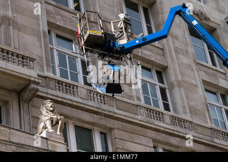 Pellicole per esterni illuminazioni a Liverpool, Merseyside, UK Giugno, 2014. La BBC ha girato la nuova serie per il dramma BBC1 "il nostro zoo" al Cunard Building, sulla base della storia dello zoo di Chester, che sarà raccontata in un nuovo dramma della famiglia BBC1 ambientato l'anno prossimo. Gli script sono scritti da Matt Charman e saranno diretti da Andy de Emmony che ha lavorato sul Bletchley Circle . Il dramma è stato girato in location a Liverpool e Walton Hall Park a Warrington. Foto Stock