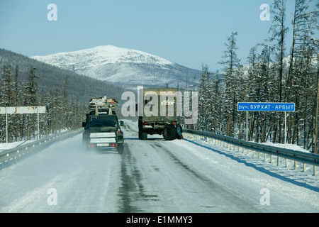 Montagne innevate strada diritta carrello Siberia 4wd Foto Stock
