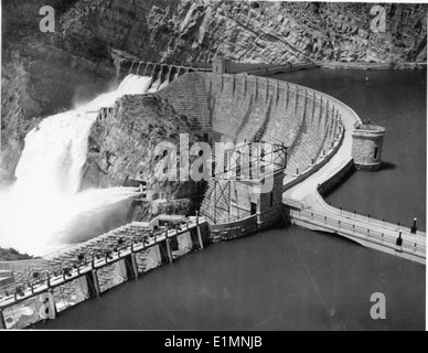 La diga Theodore Roosevelt in Arizona, situata all'interno della Tonto National Forest, è un importante sito storico. La foto in bianco e nero cattura la sua bellezza architettonica e l'importanza storica nella gestione dell'acqua. Foto Stock