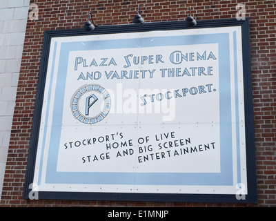Inserzione sulla parete esterna della Plaza promuovere il cinema e il teatro in Stockport CHESHIRE REGNO UNITO Foto Stock