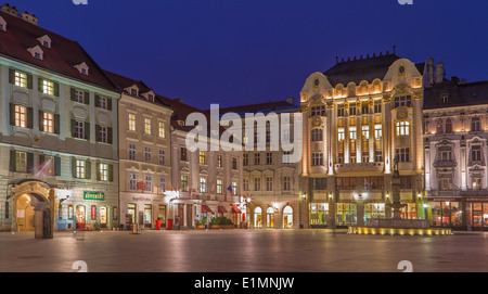 BRATISLAVA, Slovacchia - 23 gennaio 2014: piazza principale nel crepuscolo serale con più stili architettonici. Foto Stock