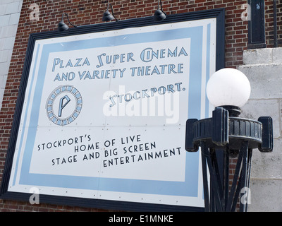 Inserzione sulla parete esterna della Plaza promuovere il cinema e il teatro in Stockport CHESHIRE REGNO UNITO Foto Stock