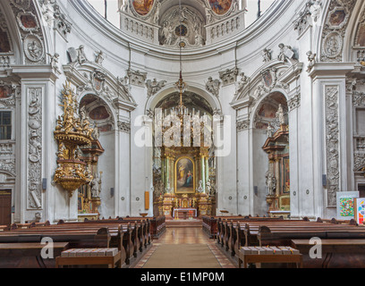 VIENNA, Austria - 17 febbraio 2014: navata del barocco Servitenkirche - chiesa completata nel 1670. Foto Stock