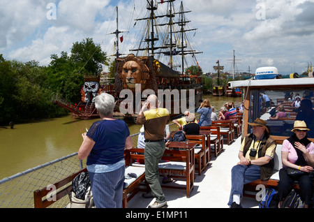 Gita in barca con pranzo a bordo, modo di trascorrere del tempo in Antalya. Le barche sono decorate come navi pirata. Foto Stock