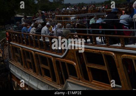 Gita in barca con pranzo a bordo, modo di trascorrere del tempo in Antalya. Le barche sono decorate come navi pirata. Foto Stock