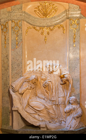 Vienna - sollievo dal lato cappella di st. Giovanni Nepomuceno in barocco st. Annes chiesa. Eucaristia dando. Foto Stock