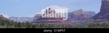 Bell Rock è un'importante formazione di arenaria rossa situata nel paesaggio desertico. La sua forma unica e il suo significato geologico la rendono una caratteristica notevole nelle formazioni rocciose sedimentarie della regione. Foto Stock