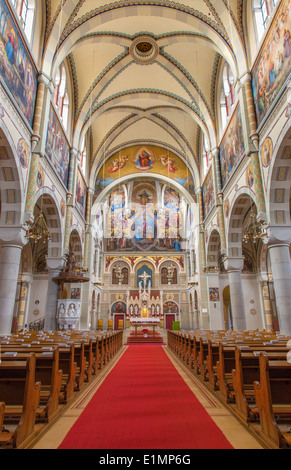 VIENNA, Austria - 17 febbraio 2014: la navata della chiesa carmelitani in Dobling. Foto Stock