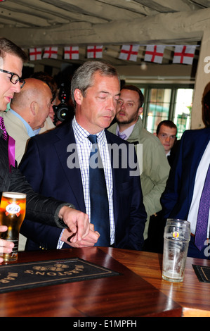 Newark By-Election 05 Giugno 2014 .UKIP Party . Nigel Farage nel Queens Head Newark . Foto Stock