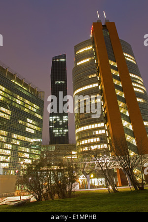 VIENNA, Austria - 17 febbraio 2014: edifici alti accanto Unocity nel crepuscolo Foto Stock