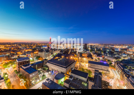 Una vista notturna di Birmingham City Centre di notte. Foto Stock