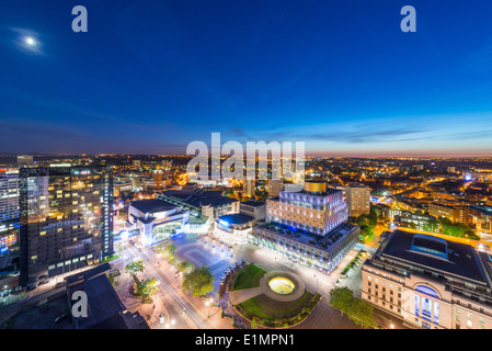 Una vista notturna di Birmingham City Centre di notte, mostrando Centenary Square e la nuova biblioteca di Birmingham. Foto Stock