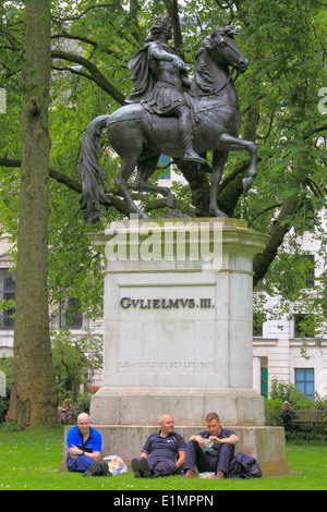 Regno Unito, Inghilterra, Londra, St James's Square, statua, persone Foto Stock